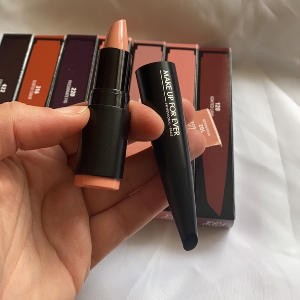 1 piece MUF lipstick.